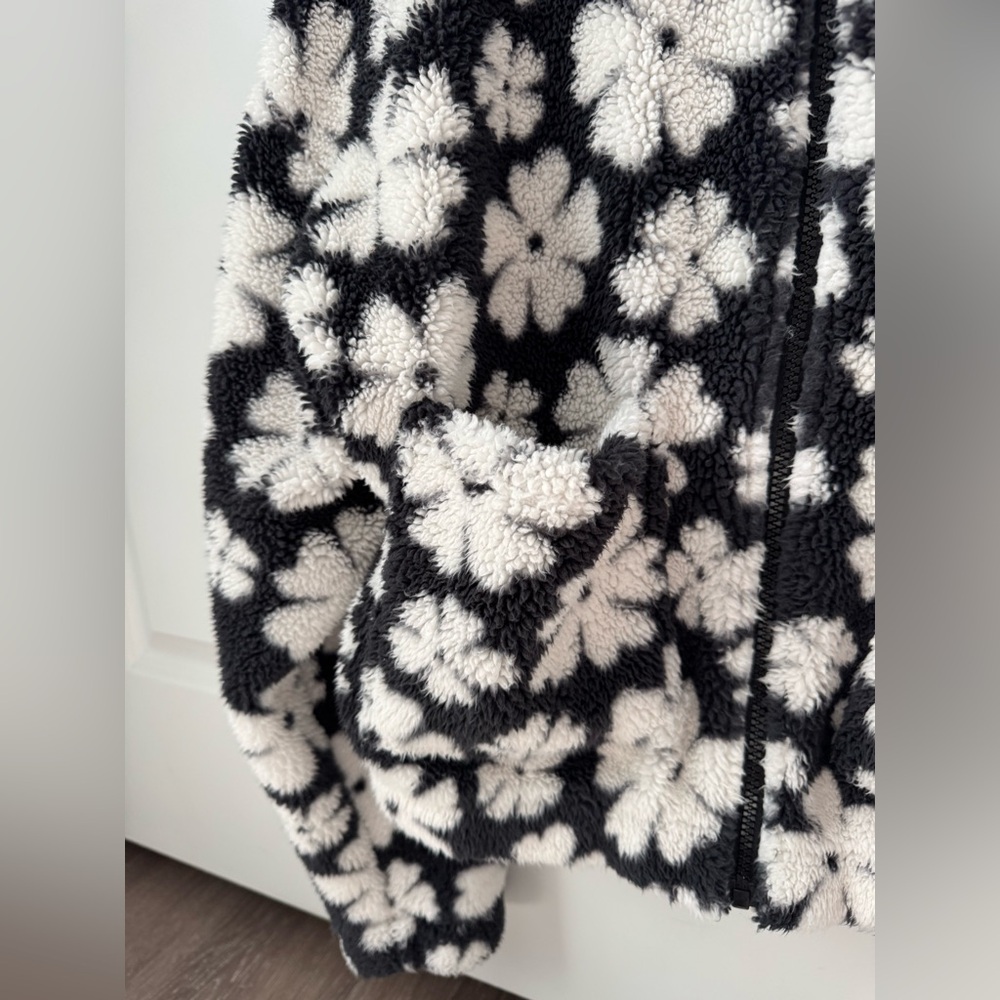 Billabong Warmed Up Floral Fleece Shacket sz Large in Black and White Flower - Picture 9 of 9